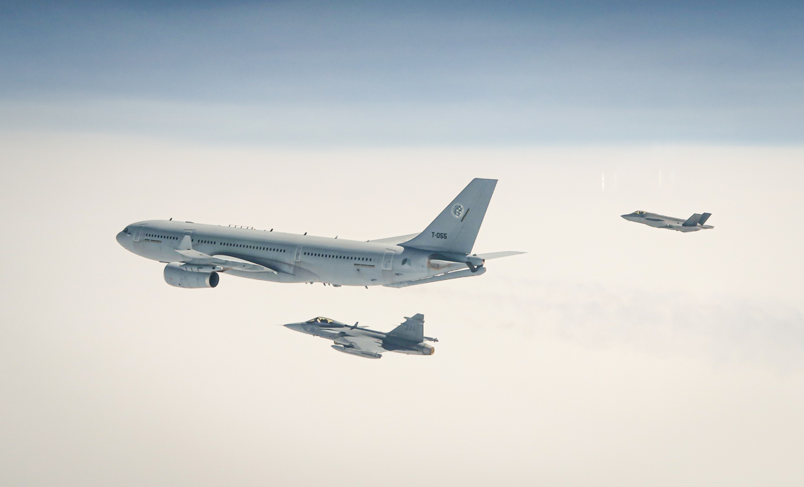 MRTT-fly eskorteret af dansk og svensk kampfly