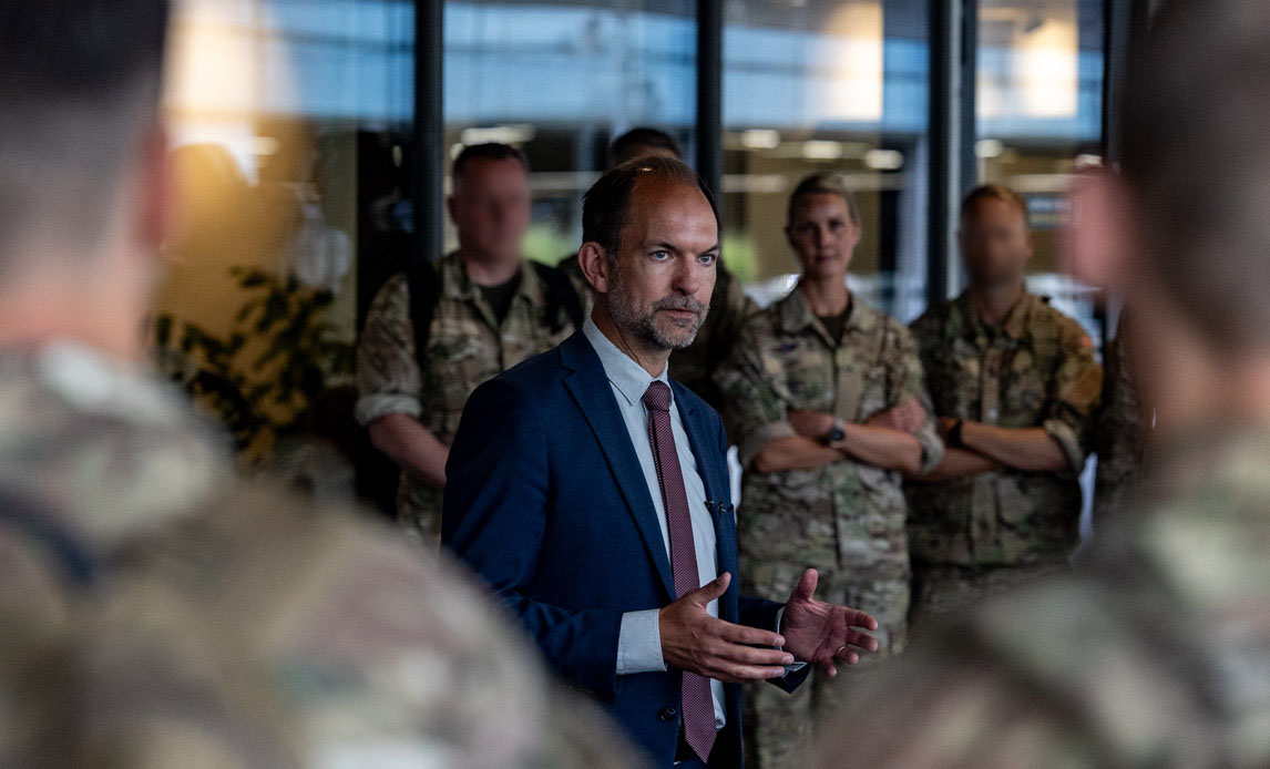 Forsvarsminister Jeppe Bruus sammen med soldater