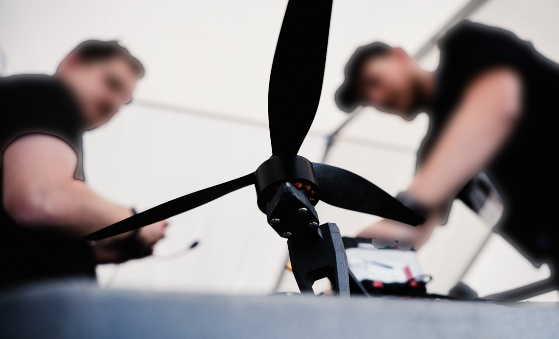 To mænd arbejder på en drone