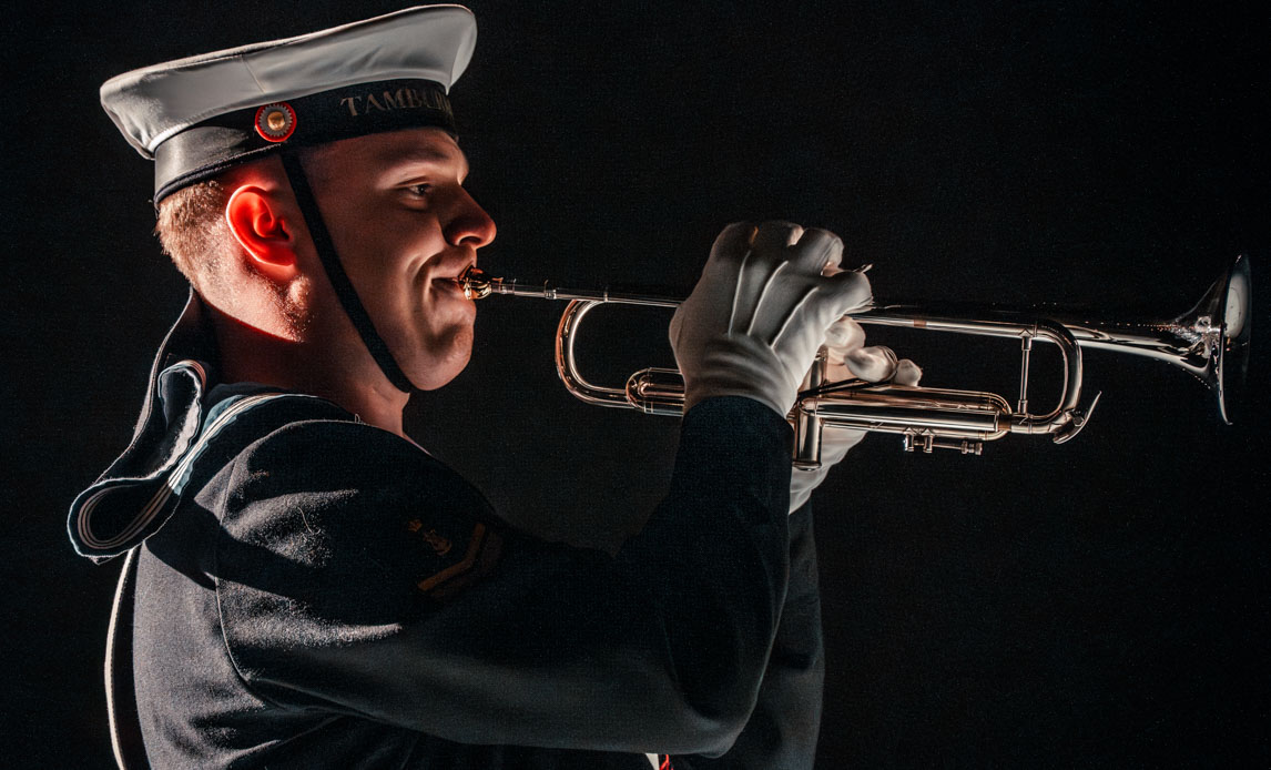 sømand spiller trumpet