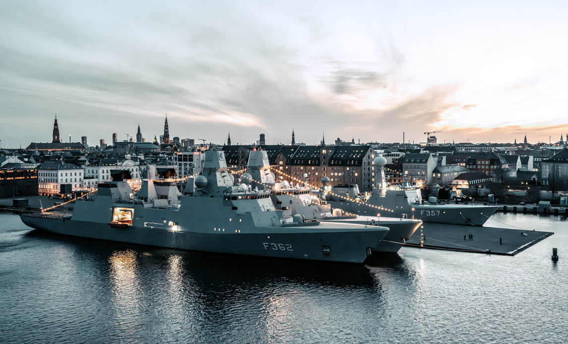 Dronefoto af frigsskibe i københavns havn