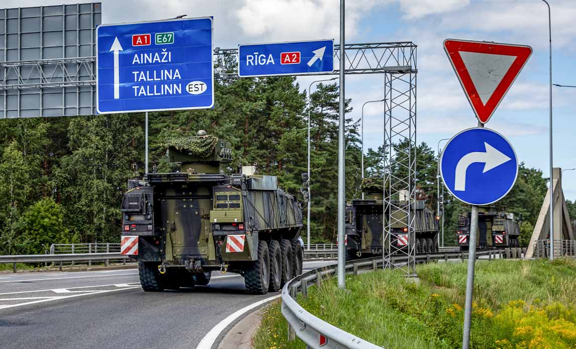 Pansret dansk køretøj på lettisk vej