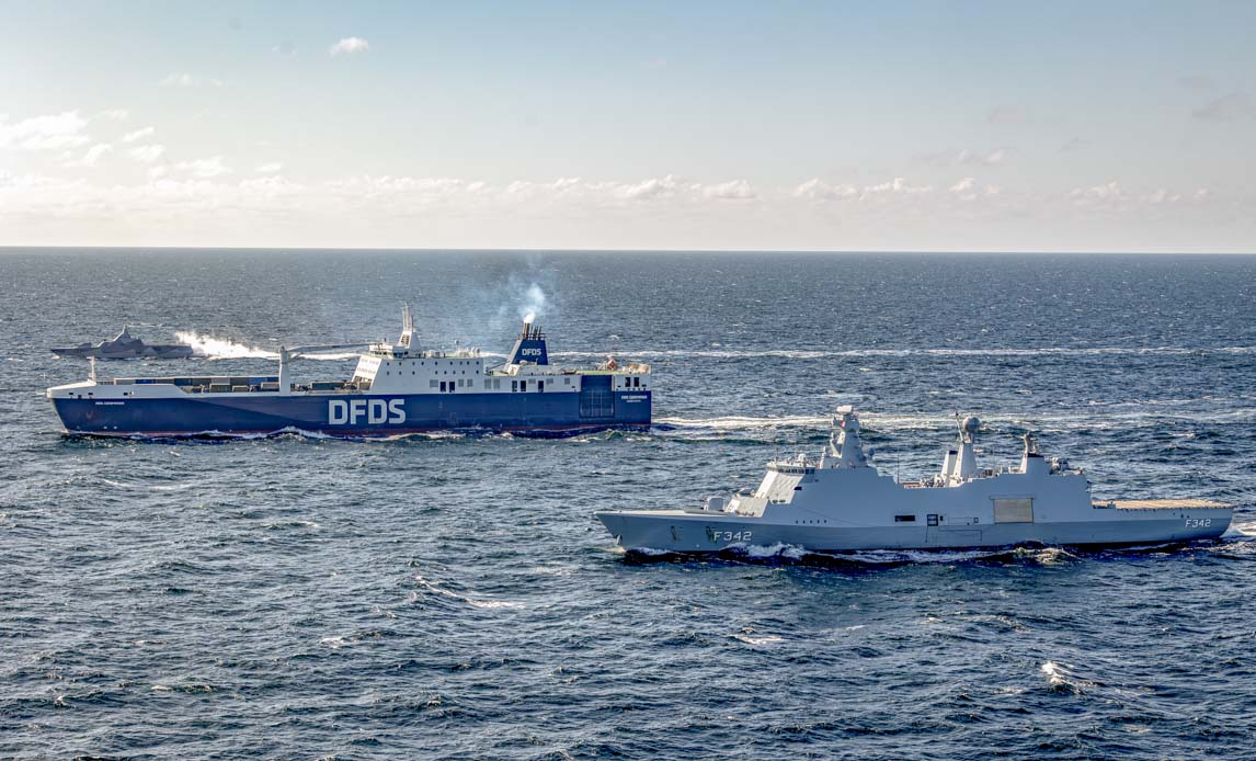 Fregat og transportskib i Østersøen