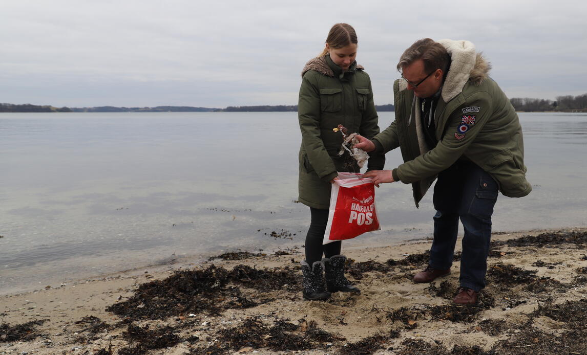 pige og hendes far på strand ved middelfart