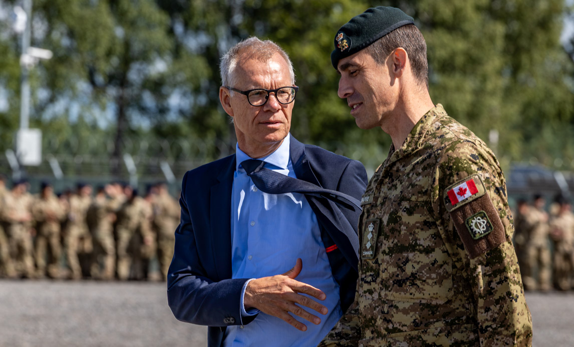 Den danske ambassadør til Letland, Morten Jespersen var også til stede ved ceremonien. Her ses han med en canadisk oberst.