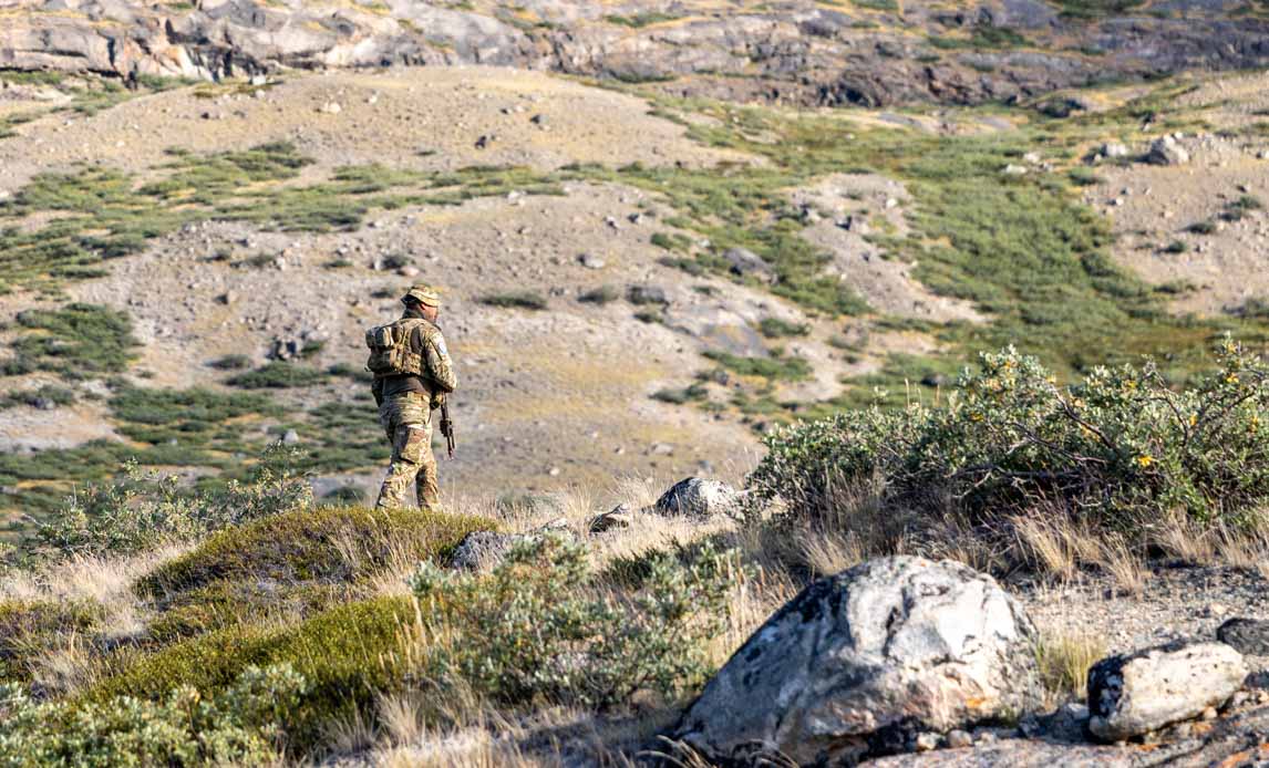 Værnepligtig soldat går i Grønland