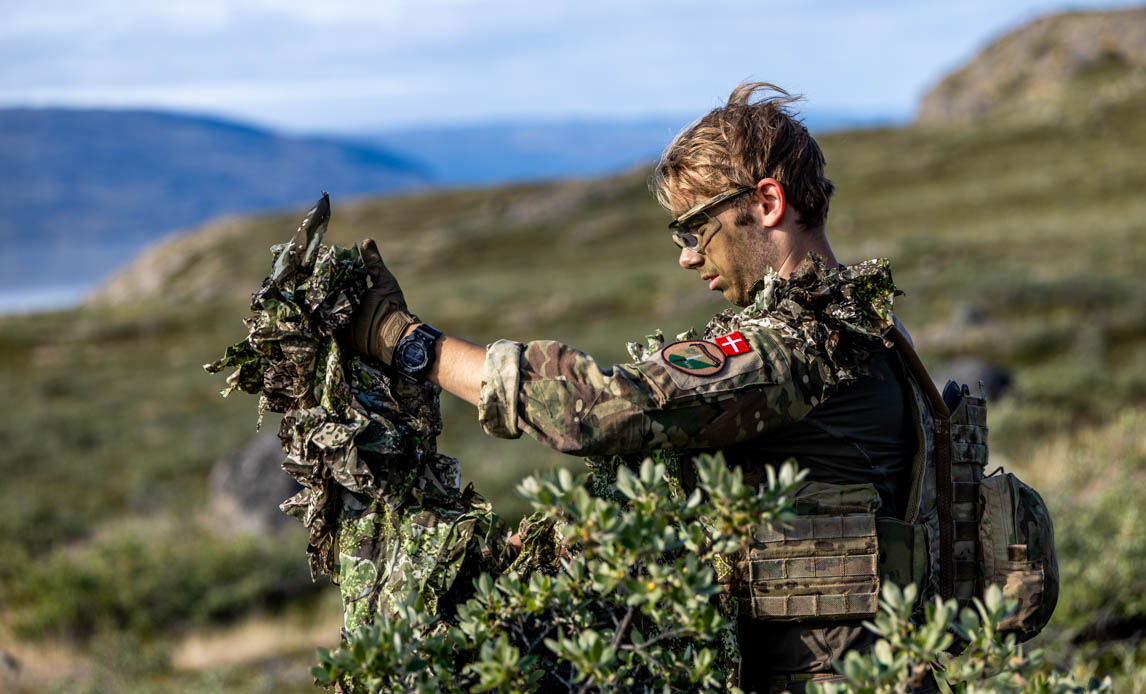 værnepligtig soldat slører sig i ansigtet i grønland
