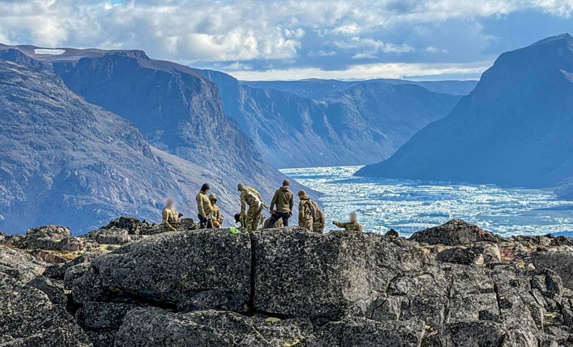 finske soldater står på toppen af et fjeld i grønland