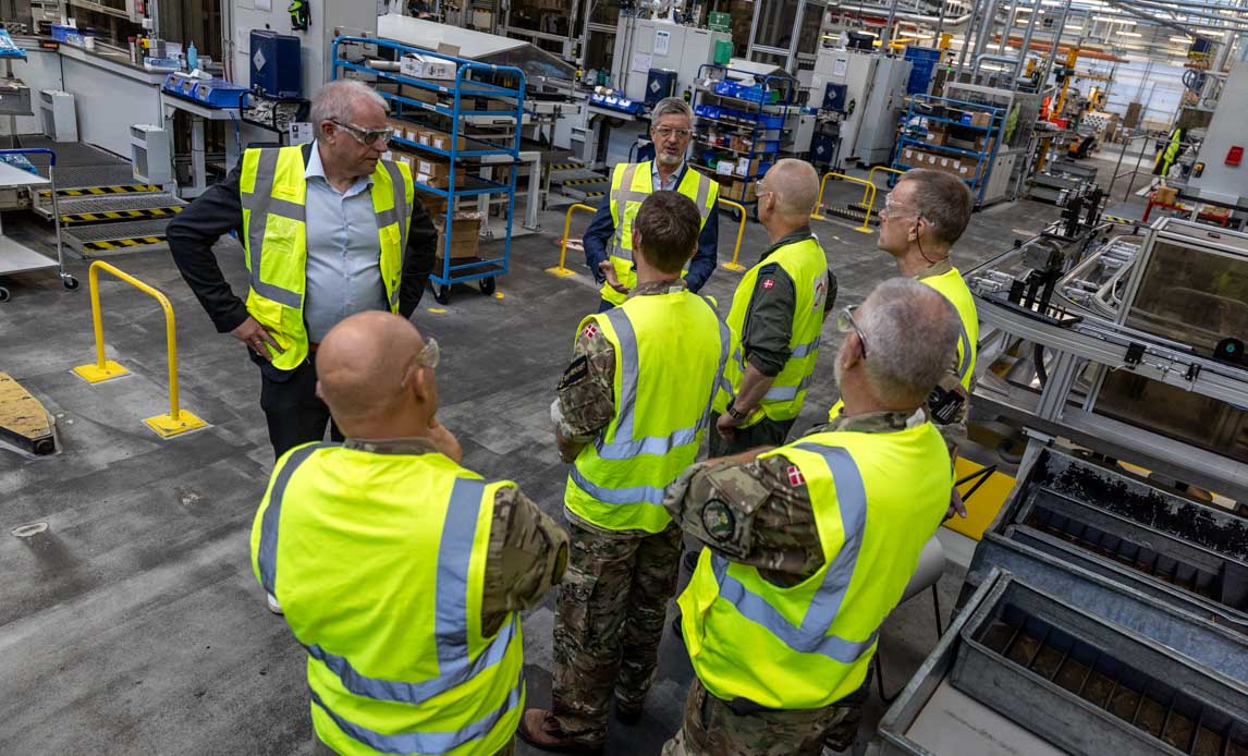 Medarbejder på Danfoss på uniform på jobbet dag