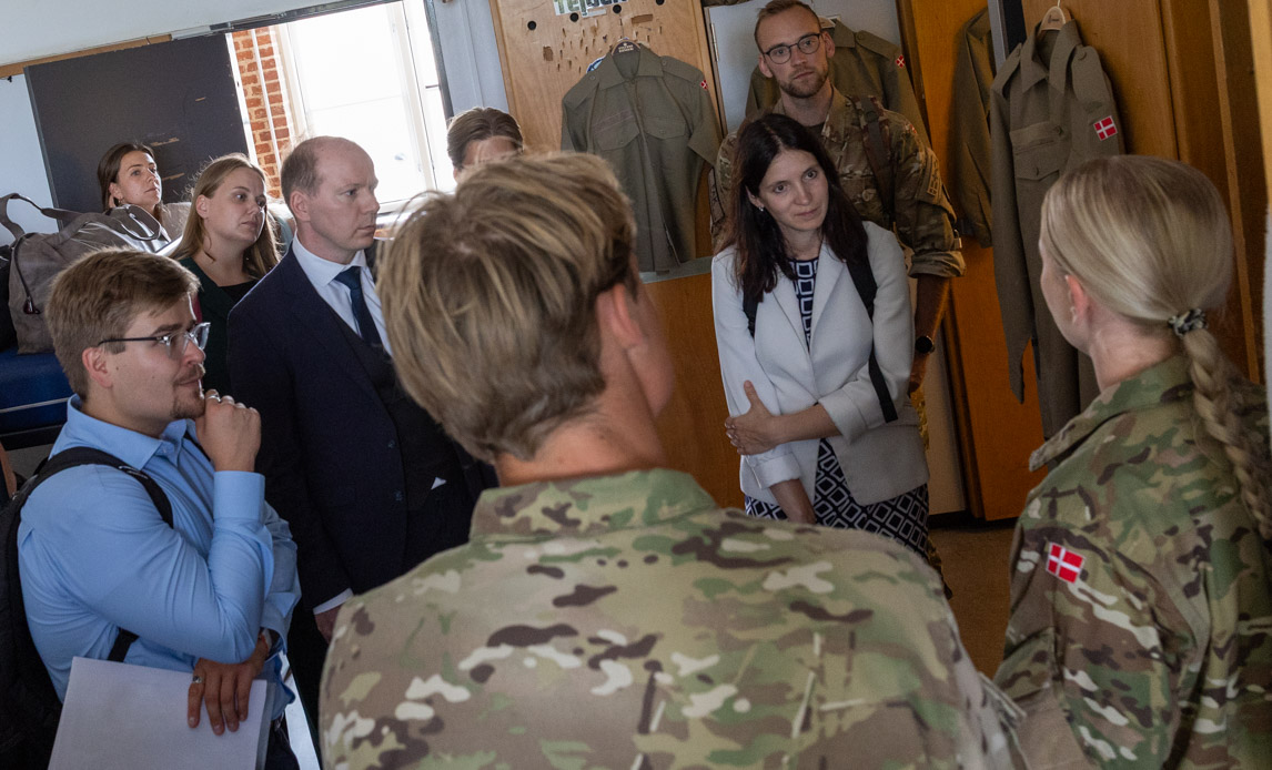 En delegation af det estiske forsvarsministerium på besøg på Garderkasernen i Høvelte