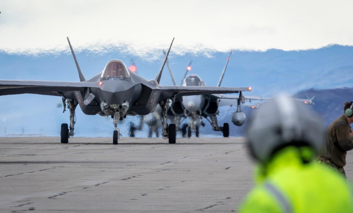 Danske F-35 sammen med canadiske F-18 og amerikanske F-16 i Kangerlussuaq.