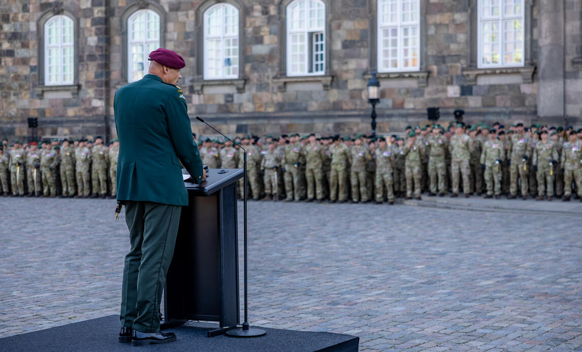 Forsvarschef Michael W. Hyldgaard taler til paraden på Flagdag for Danmarks udsendte 2024