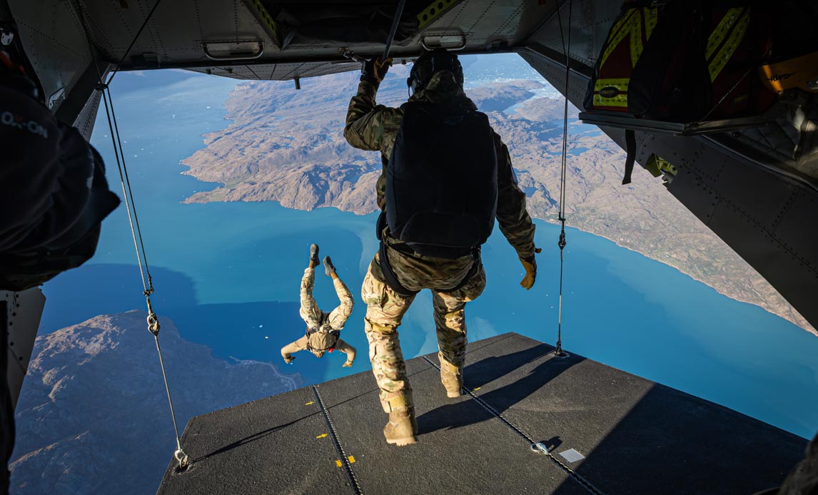 finske soldater hopper ud i faldskærm fra dansk helikopter over grønland