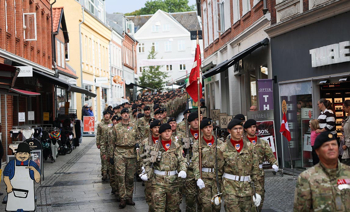 Dragonkasernen i Holstebro lagde i år paradeplads til den officielle fejring af Flagdagen i Jylland. Klokken 0900 stod cirka 1000 soldater fra Hæren, Flyvevåbnet og Søværnet sammen med chefen for Jydske Dragonregiment, oberst Søren Damgaard Møller klar til at tage imod dagens gæster. Kort efter ankom Holstebros borgmester, Kenneth Tønning og chefen for Forsvarsstaben, generalløjtnant Henrik Berg.