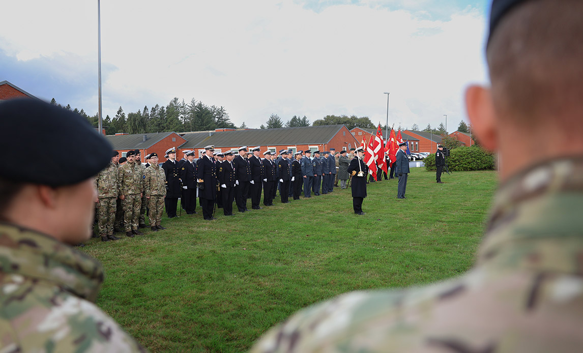 Dragonkasernen i Holstebro lagde i år paradeplads til den officielle fejring af Flagdagen i Jylland. Klokken 0900 stod cirka 1000 soldater fra Hæren, Flyvevåbnet og Søværnet sammen med chefen for Jydske Dragonregiment, oberst Søren Damgaard Møller klar til at tage imod dagens gæster. Kort efter ankom Holstebros borgmester, Kenneth Tønning og chefen for Forsvarsstaben, generalløjtnant Henrik Berg.