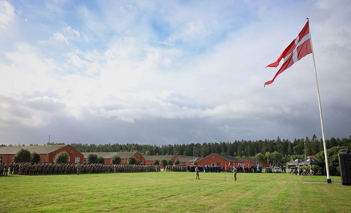 Dragonkasernen i Holstebro lagde i år paradeplads til den officielle fejring af Flagdagen i Jylland. Klokken 0900 stod cirka 1000 soldater fra Hæren, Flyvevåbnet og Søværnet sammen med chefen for Jydske Dragonregiment, oberst Søren Damgaard Møller klar til at tage imod dagens gæster. Kort efter ankom Holstebros borgmester, Kenneth Tønning og chefen for Forsvarsstaben, generalløjtnant Henrik Berg.