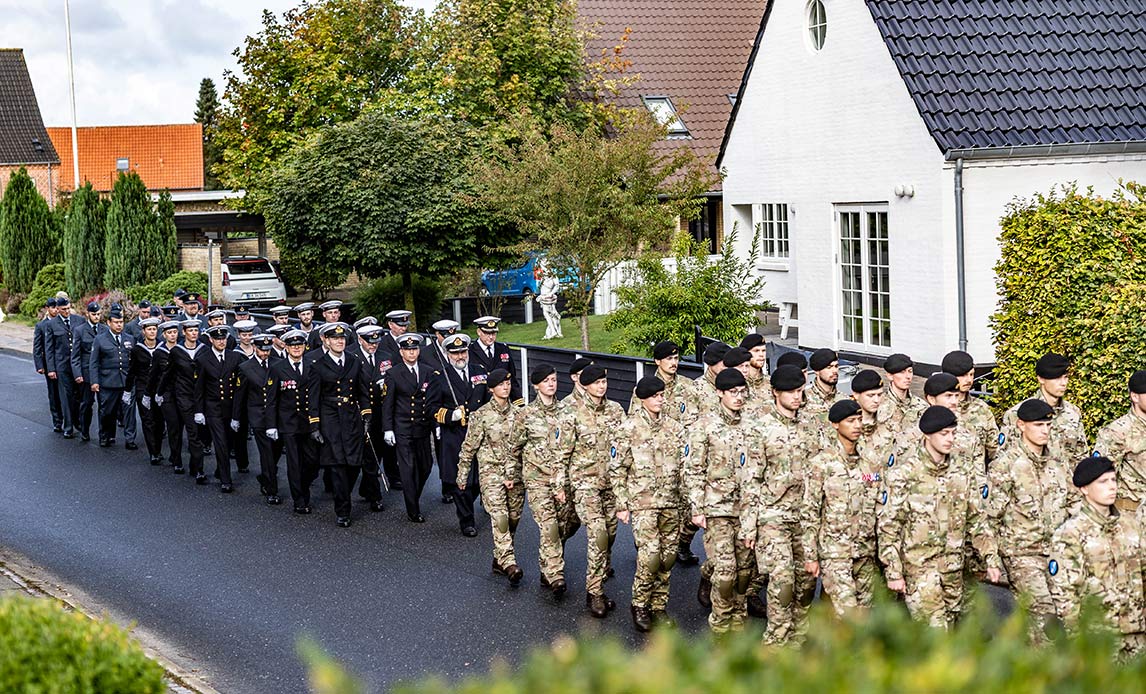 Dragonkasernen i Holstebro lagde i år paradeplads til den officielle fejring af Flagdagen i Jylland. Klokken 0900 stod cirka 1000 soldater fra Hæren, Flyvevåbnet og Søværnet sammen med chefen for Jydske Dragonregiment, oberst Søren Damgaard Møller klar til at tage imod dagens gæster. Kort efter ankom Holstebros borgmester, Kenneth Tønning og chefen for Forsvarsstaben, generalløjtnant Henrik Berg.
