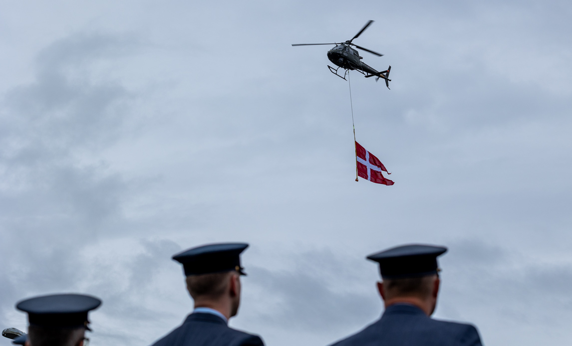 Helikopter med Dannebrog under sig.