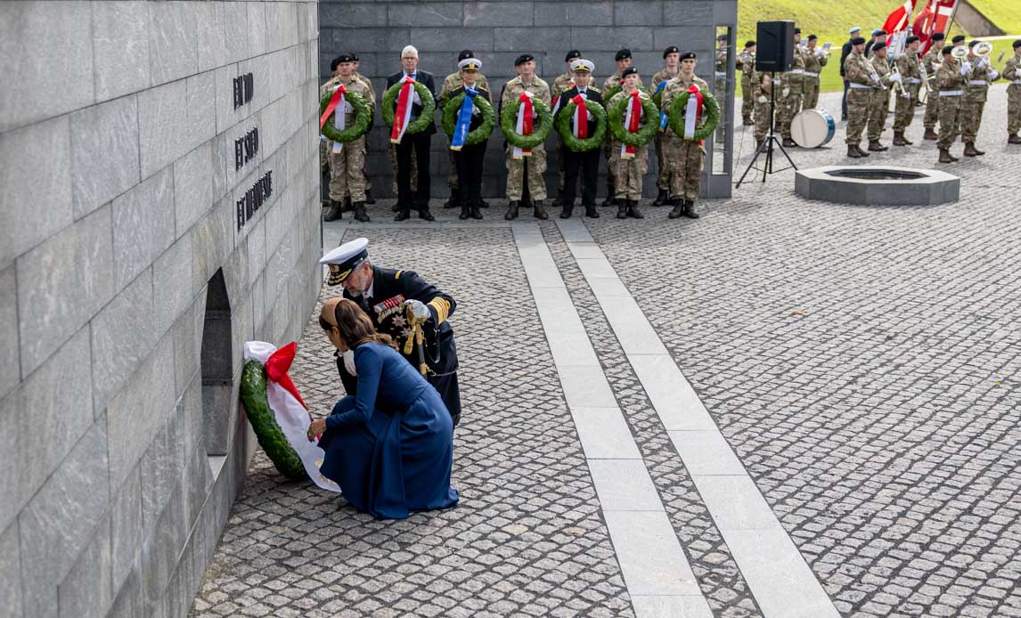 Ved den traditionsrige ceremoni på Kastellet i København lagde Kongeparret en krans til ære for de faldne.