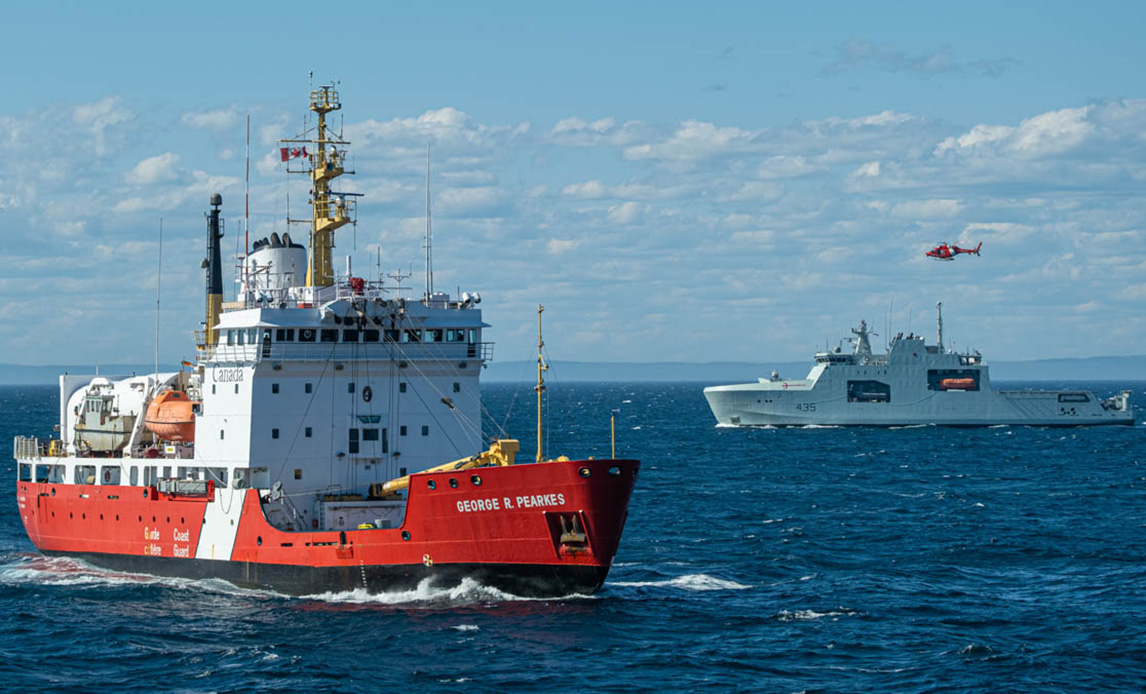 Det danske forsvar deltager netop nu sammen med enheder fra Frankrig og USA i den canadisk-ledte øvelse Nanook Tuugaalik. Øvelsen gennemføres i både canadisk og grønlandsk farvand og giver Forsvaret unikke træningsmuligheder.