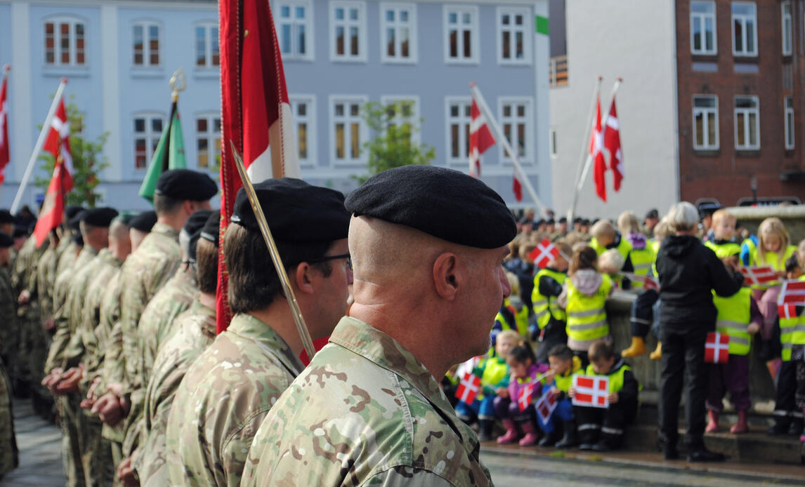 Haderslev Kommune arrangerede, med deltagelse fra Haderslev Kaserne (Slesvigske Fodregiment og DCM E/FSR), Fighter Wing Skrydstrup og Beredskabsstyrelsen Sydjylland.
Ca. 700 børn flagede for soldaterne mens de marcherede fra kasernen ned til Gravene midt i byen, hvor børnene gav børnetegninger til soldaterne og alle fik pølser, brød og sodavand/juice.