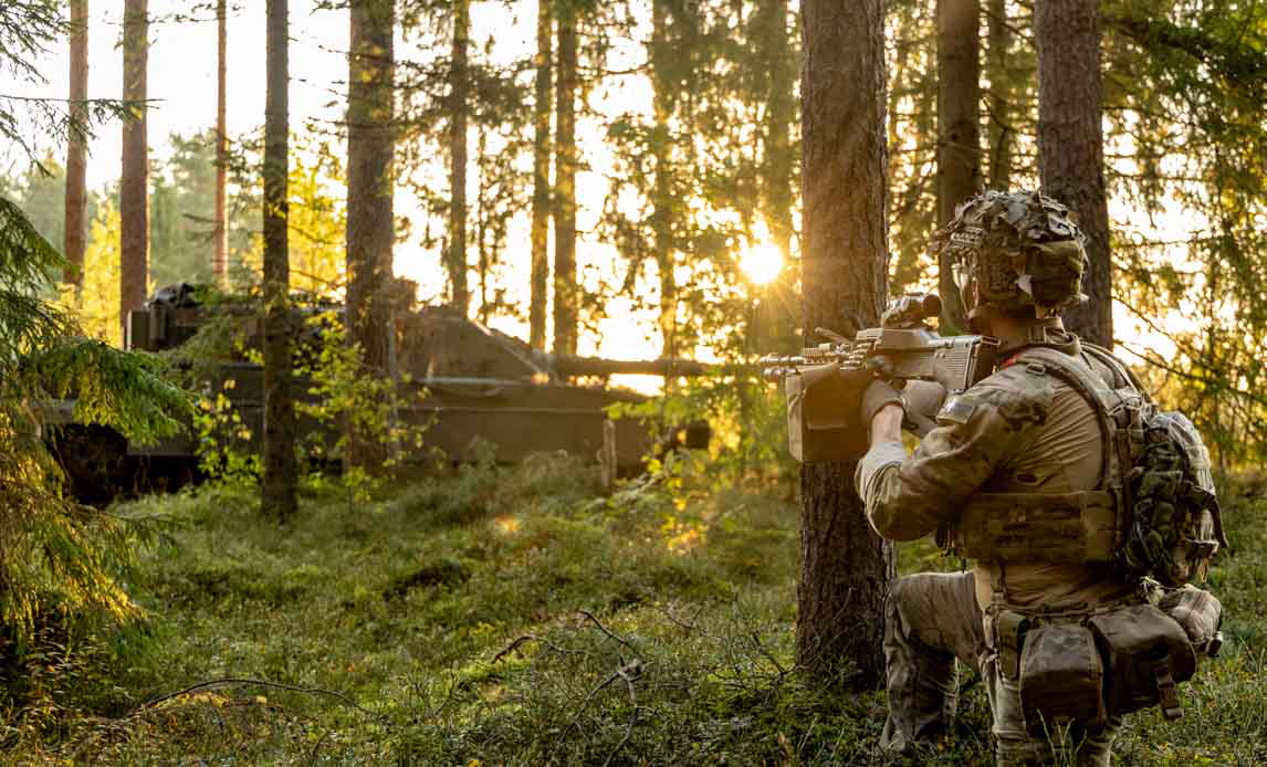 Under øvelse Oak Projection har de danske soldater endnu en gang ageret fjendtlig styrke. Ovenover ses en soldat sikre området omkring en ”nedkæmpet” kampvogn.
