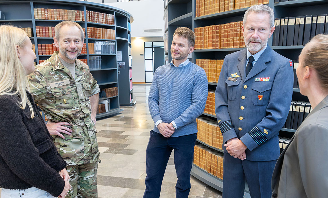 Grønlund og Bang i samtale med kolleger hos Plesner