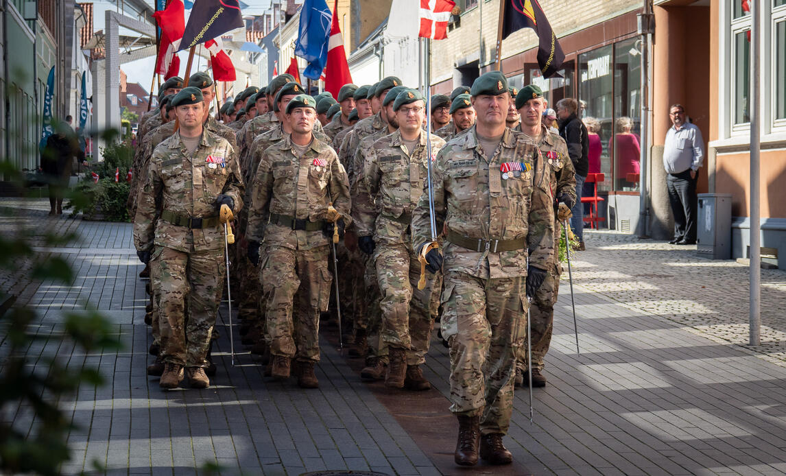 Soldater fra Ingeniørregimentet marcherer gennem Skive med markering af flagdagen