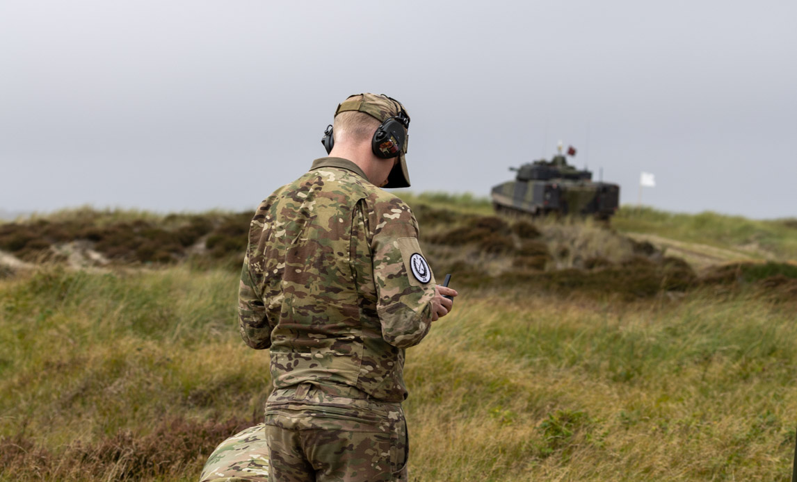 soldat står foran ikk