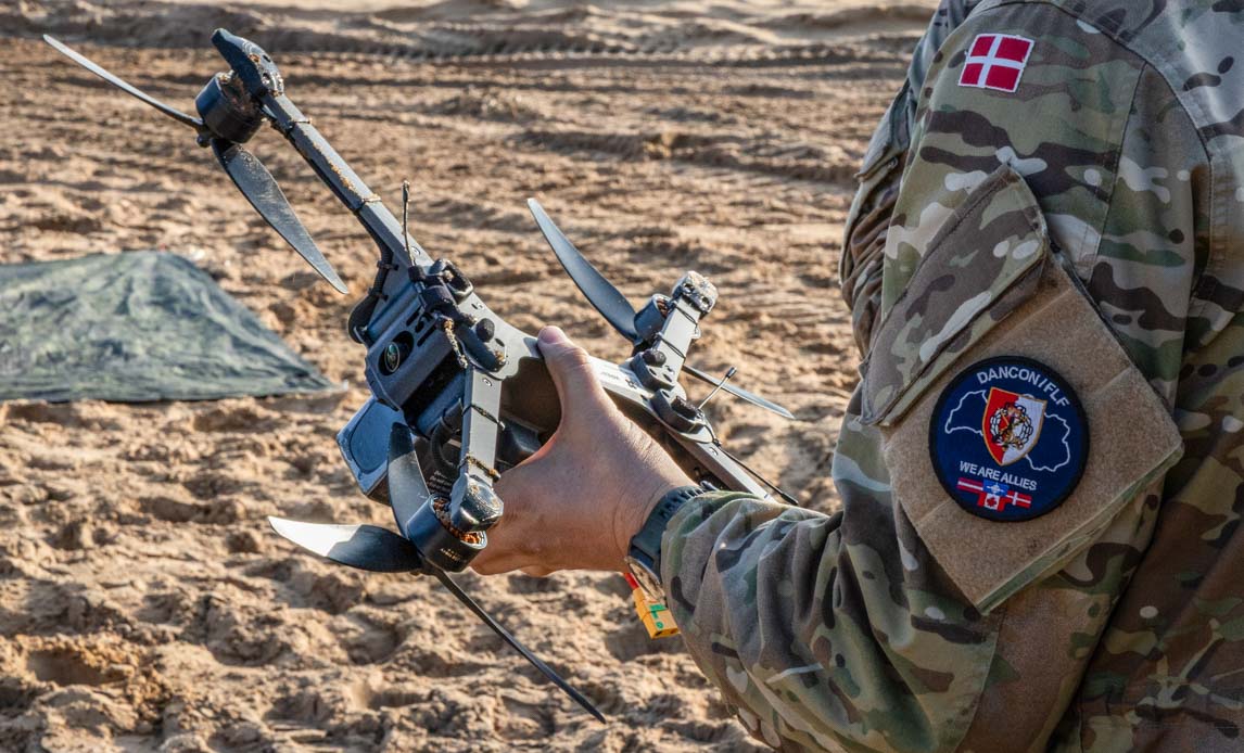 Soldat holder drone i hånden