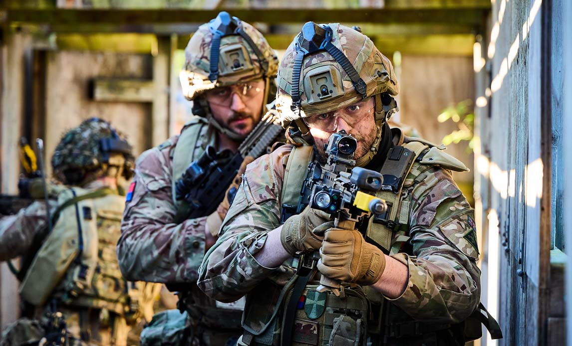 to britiske soldater med front mod kameraet