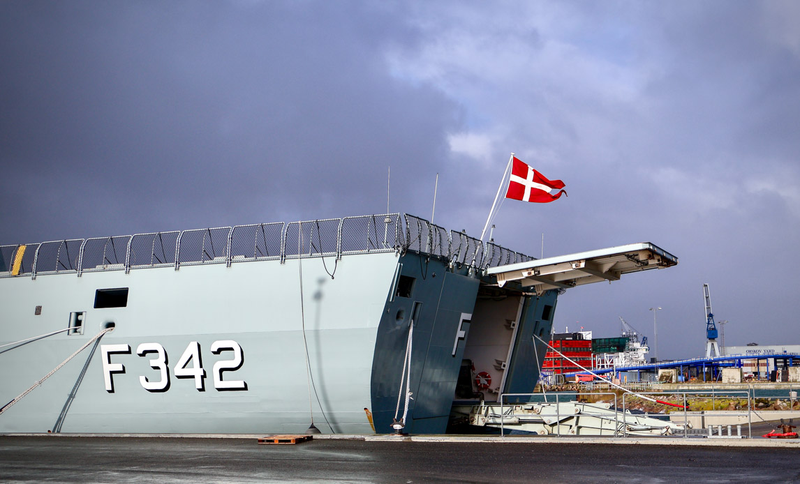 Billede af bagenden af fregatten Esbern Snare ved kaj i Frederikshavn