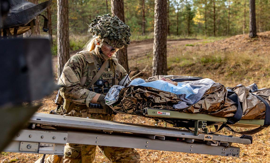 Sanitetsdelingens medics trænede i at håndtere og behandle en bred vifte af skader og akutte tilstande, herunder brækkede lemmer, forbrændinger og skudsår.