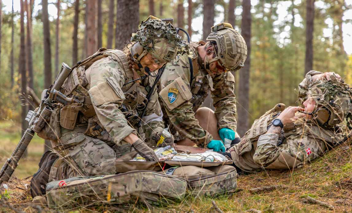 Sanitetsdelingens medics trænede i at håndtere og behandle en bred vifte af skader og akutte tilstande, herunder brækkede lemmer, forbrændinger og skudsår.
