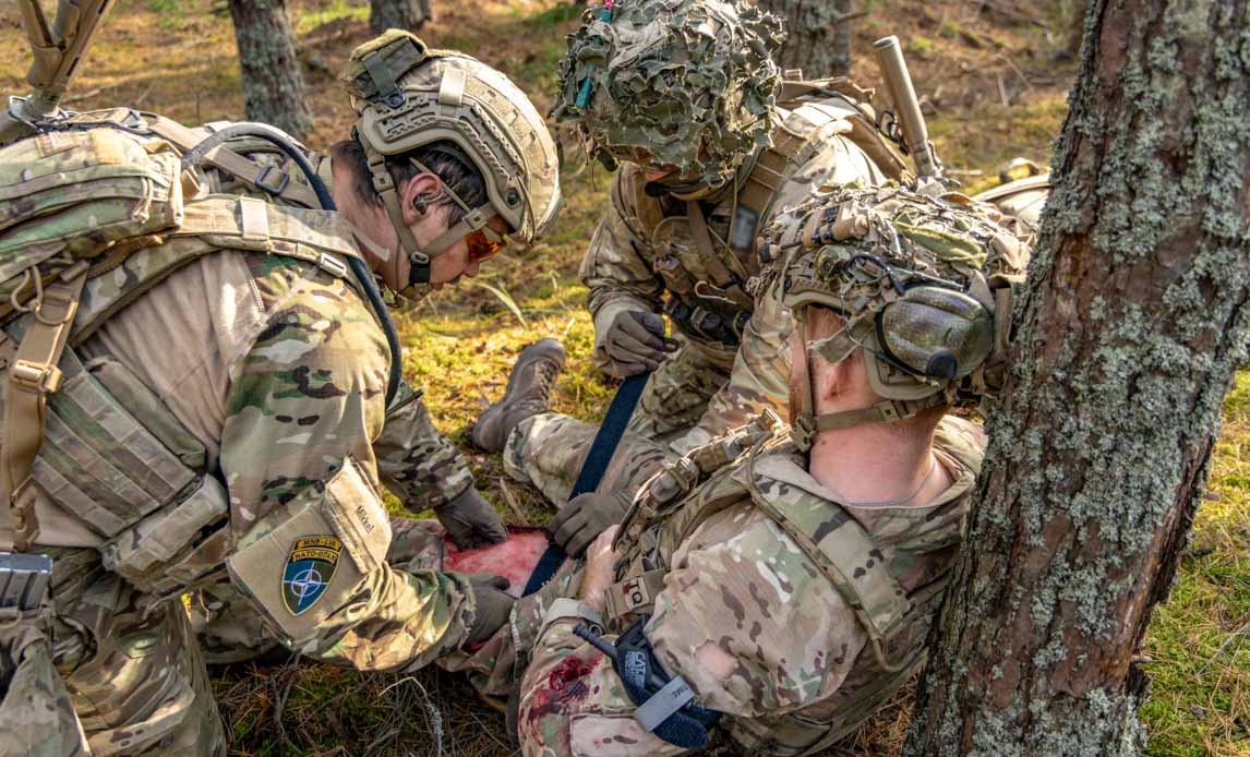 Sanitetsdelingens medics trænede i at håndtere og behandle en bred vifte af skader og akutte tilstande, herunder brækkede lemmer, forbrændinger og skudsår. Foto: Theis Nielsen/Forsvaret