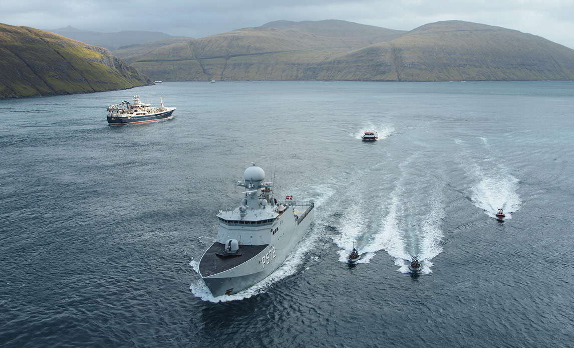 Inspektionsfartøjet Lauge Koch, civile fartøjer og og RHIBs under øvelse Lion Protector