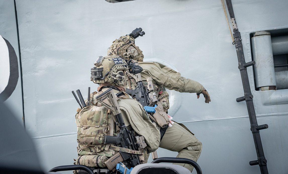 dansk og britisk soldat træner boarding under øvelse Lion Protector