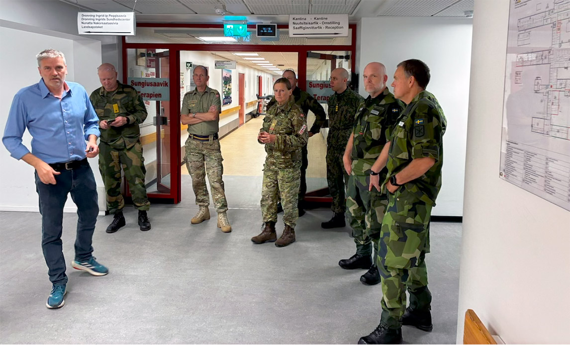 De nordiske generallæger under et besøg på Dronning Ingrids Hospital i Nuuk. Foto: Operativ Støttekommando