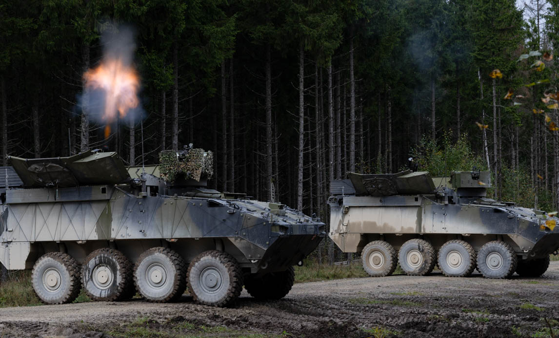 Infanterikampkøretøj affyrer morter