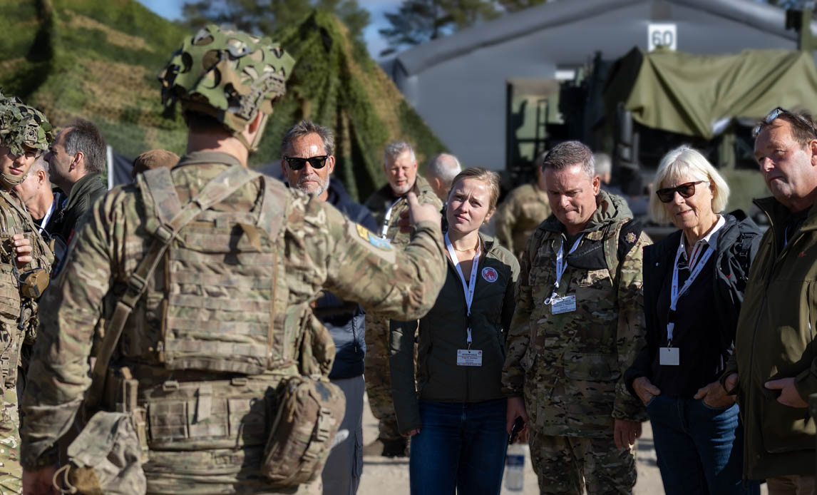 Under besøget fremviste soldaterne deres materiel og fortalte om deres opgaver og erfaringer under udsendelsen. Foto: Thomas Reimann/Forsvaret