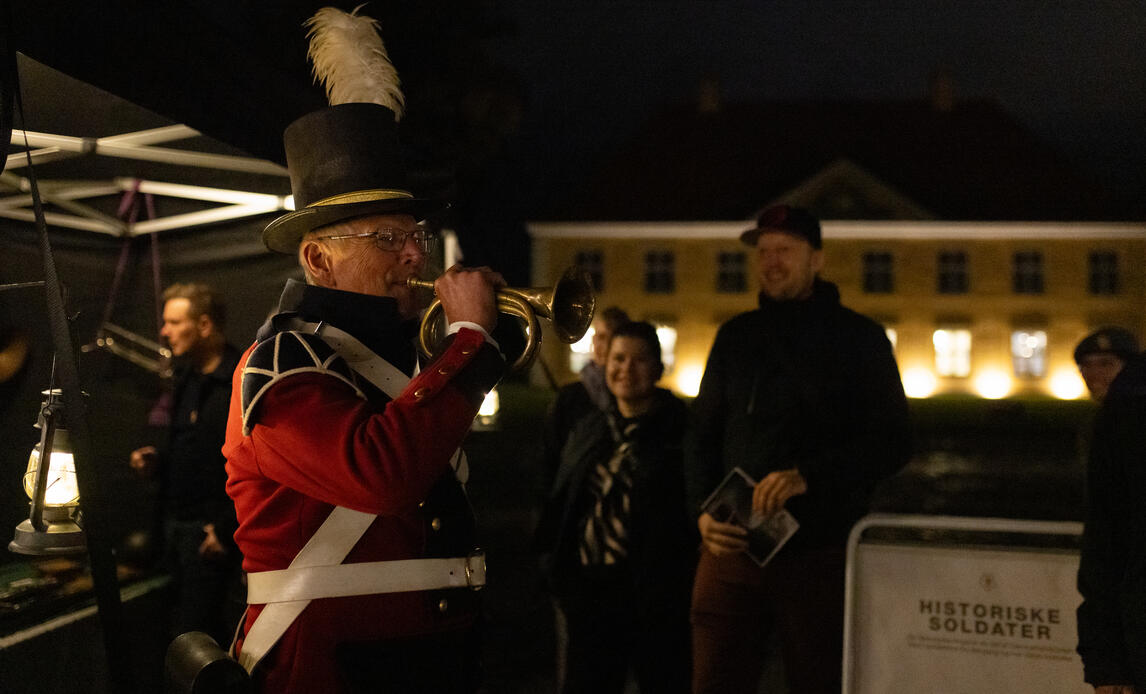 Trompeter i gammel uniform spiller ved Kulturnat i Kastellet.