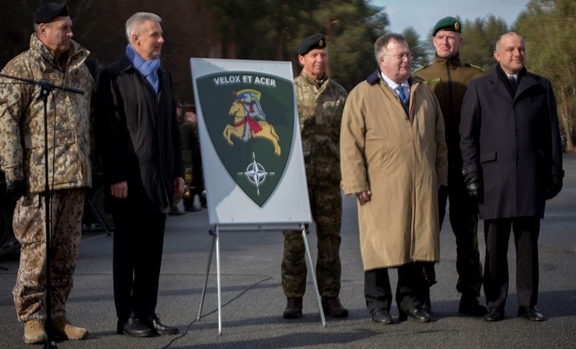 Forsvarsminister Claus Hjort Frederiksen og forsvarschef general Bjørn Bisserup ved afsløringen af divisionshovedkvarterets våbenskjold.