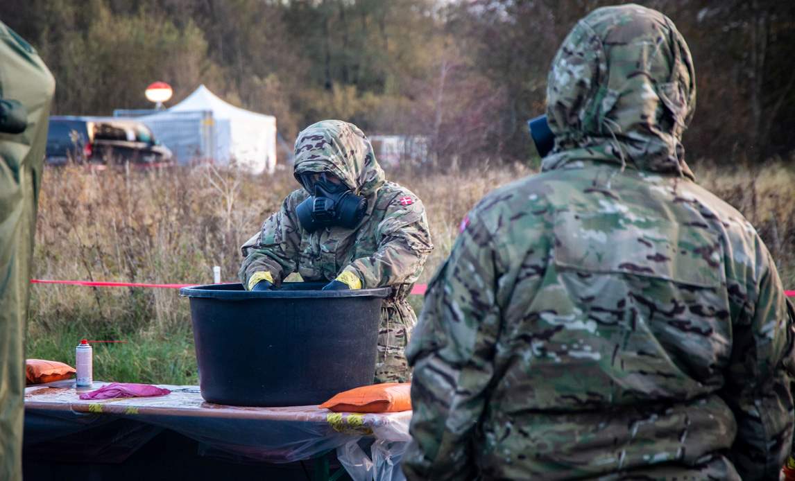 Soldat fra Ingeniørregimentet i Skive er indsat og støtter civilsamfundet med at rense og rengøre de folk, der afliver mink.