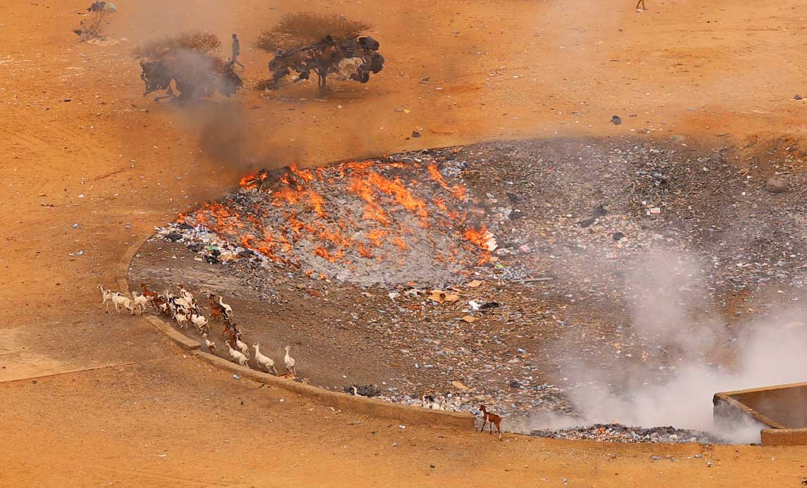 En såkaldt burnpit, hvor affald brændes af, fotograferet fra den danske helikopter under en transportopgave.