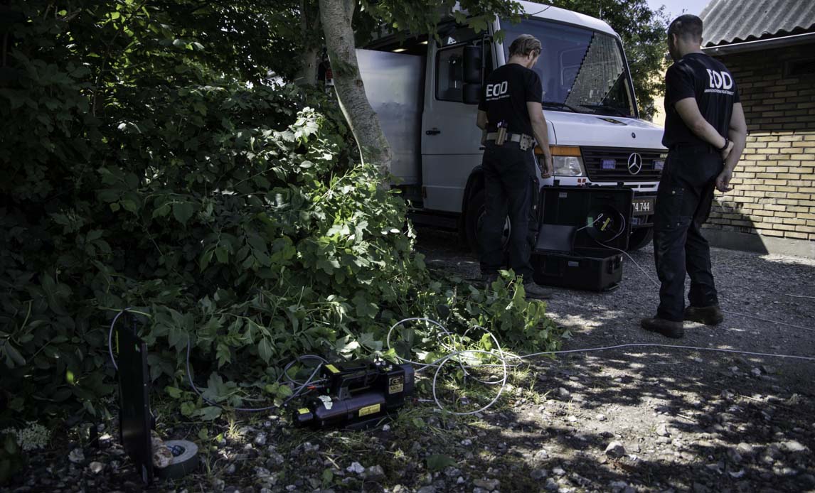 Når der bliver fundet ulovligt fyrværkeri, gammel ammunition fra krigens tid, eller hvis en bombetrussel tikker ind, så er det Ammunitionsrydningstjenesten, der rykker ud. Mød de højt specialiserede soldater, som lever i symbiose med sprængstofferne.