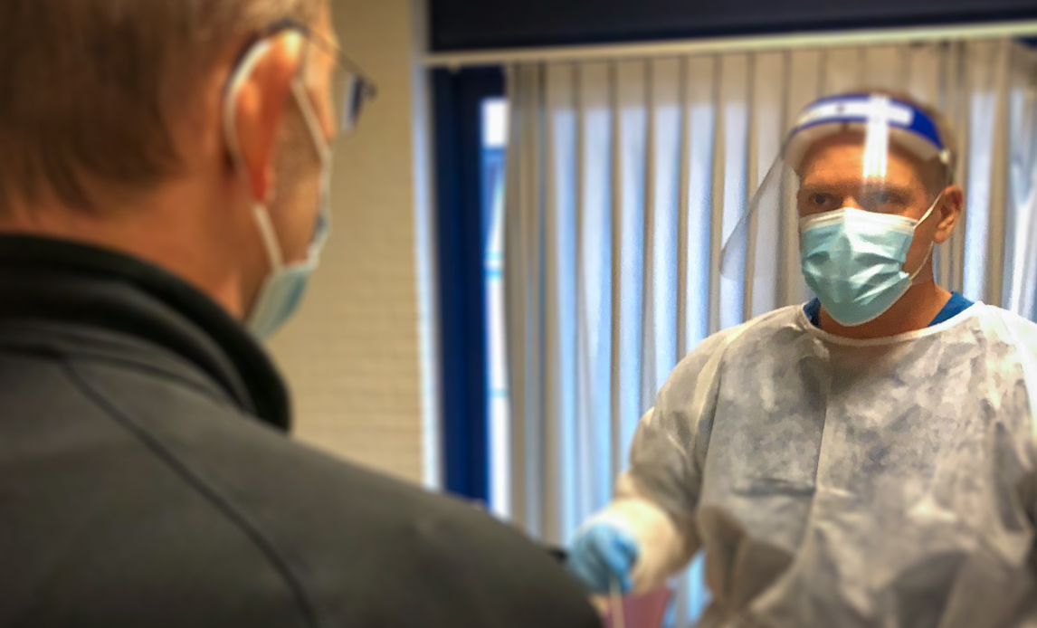 Soldat fra Forsvaret er indsat i Aarhus på et af covid-19-testcentrene.