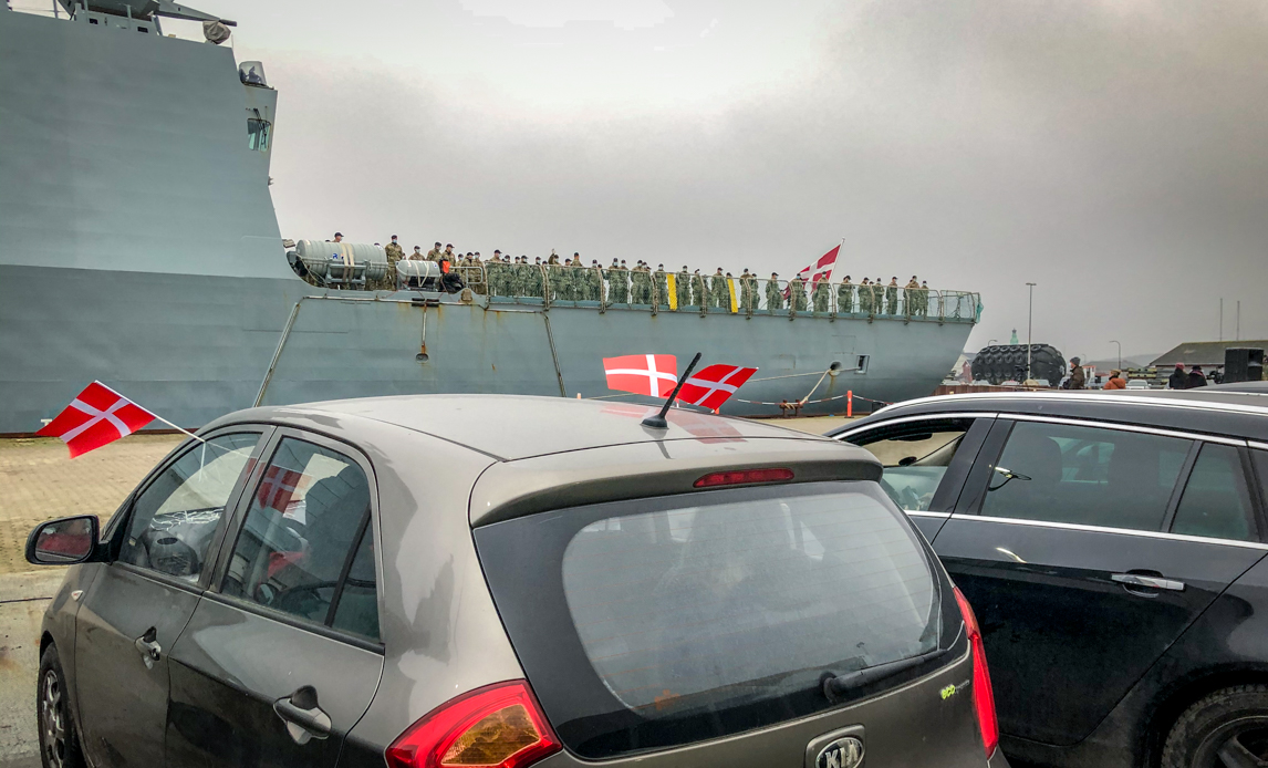 Pårørende til de udsendte soldater på Iver Huitfeldt var mødt frem på kajen i Korsør for at byde skibet og besætning velkommen hjem.