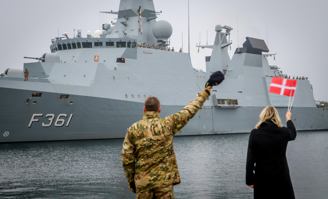 Forsvarsminister Trine Bramsen var mødt frem på kajen i Korsør og vinkede til Iver Huitfeldt, da fregatten lagde til kaj.
