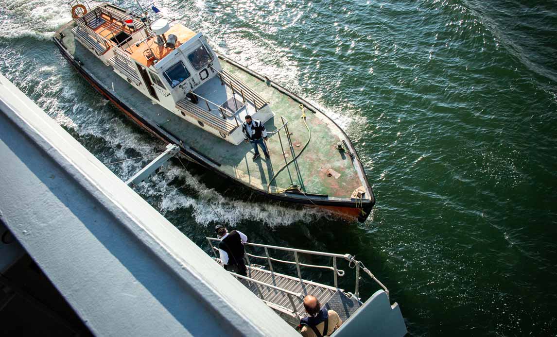 Skift af lods i Suezkanalen. Passagen af Suezkanalen tager mellem 10 og 14 timer. Krigsskibe får normalt lov til at sejle først i konvojerne. Under passagen havde Iver Huitfeldt tre forskellige lodser om bord til at støtte teamet på broen.