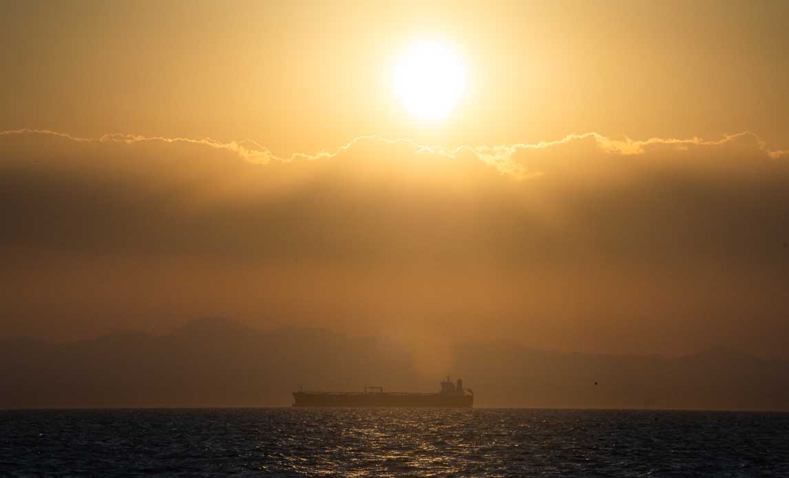 Solnedgang i Rødehavet. Trafikken af varer mellem Asien og Europa går  bl.a. via Rødehavet og Suezkanalen.